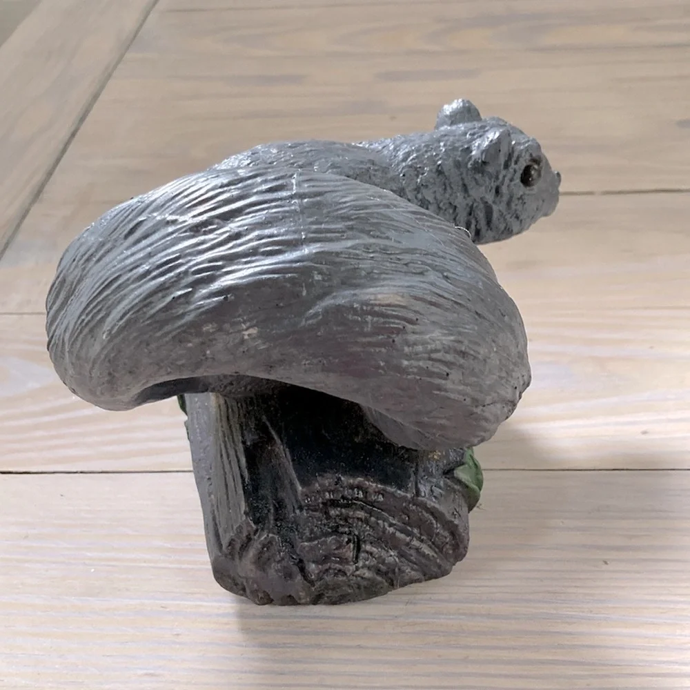 GRAY SQUIRREL Resin Outdoor Garden Decor on a Log 7 x 6 x 5 inches